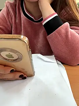 Snapshot of PhuongNhi21 chatting on 11/27/25, 08:05 PhuongNhi21 online show from 11/27/25, 08:05