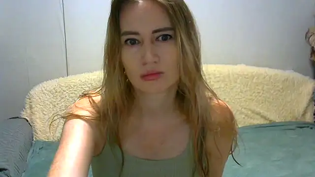 Snapshot of JessFoxxx chatting on 09/17/25, 03:30 JessFoxxx online show from 09/17/25, 03:30