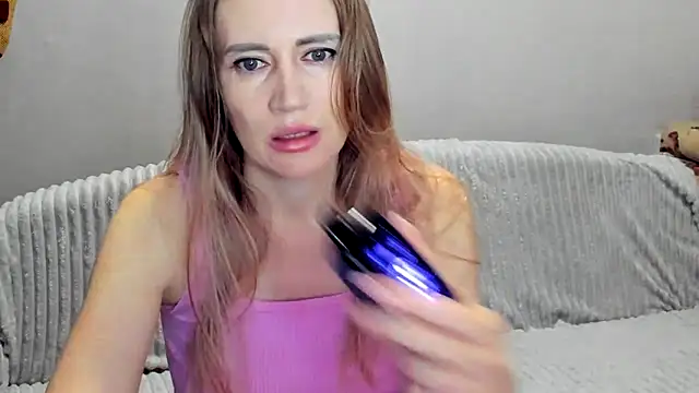 Snapshot of JessFoxxx chatting on 04/17/26, 03:42 JessFoxxx online show from 04/17/26, 03:42