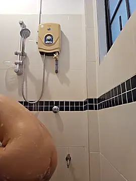 Snapshot of lirz06 chatting on 12/21/25, 10:44 lirz06 online show from 12/21/25, 10:44