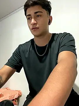 Snapshot of Tavinho067 chatting on 10/31/25, 04:13 Tavinho067 online show from 10/31/25, 04:13