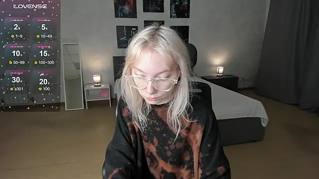 Snapshot of tattoo_art_baby chatting on 12/15/25, 01:43 tattoo art baby online show from 12/15/25, 01:43