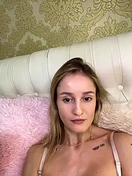 Snapshot of RosieBlossom chatting on 10/22/25, 09:03 RosieBlossom online show from 10/22/25, 09:03