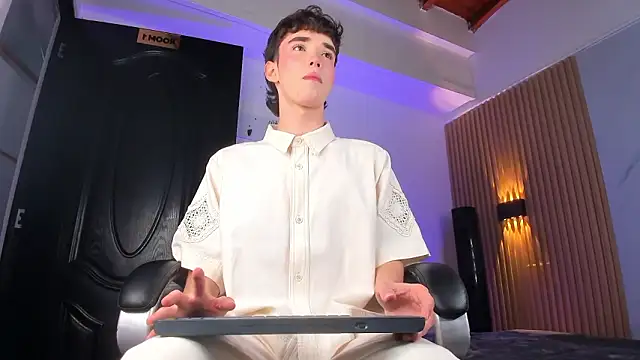 Snapshot of austin_rouse chatting on 03/08/26, 07:50 austin rouse online show from 03/08/26, 07:50