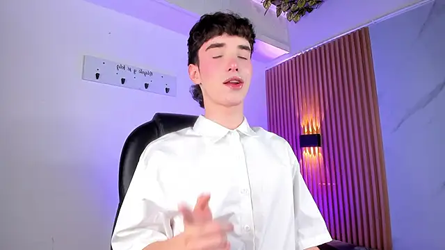 Snapshot of austin_rouse chatting on 04/09/26, 08:03 austin rouse online show from 04/09/26, 08:03