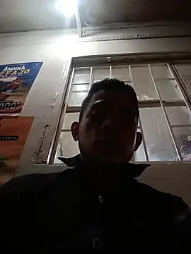 Snapshot of Andreshot911 chatting on 10/28/25, 01:42 Andreshot911 online show from 10/28/25, 01:42