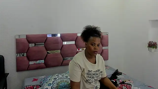 Snapshot of MiiaSmith__ chatting on 10/08/25, 08:28 MiiaSmith online show from 10/08/25, 08:28