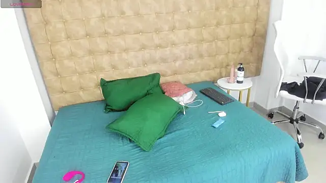 Snapshot of MiiaSmith__ chatting on 11/06/25, 09:37 MiiaSmith online show from 11/06/25, 09:37