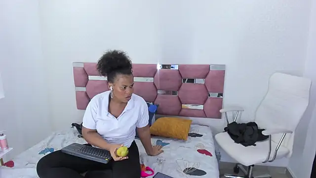 Snapshot of MiiaSmith__ chatting on 11/24/25, 08:52 MiiaSmith online show from 11/24/25, 08:52