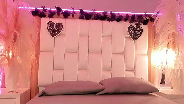 Daphne And Roger online show from 03/11/26, 10:54