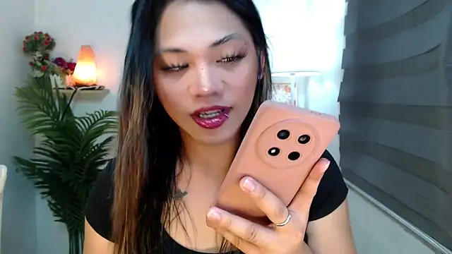 Snapshot of scarlett_brownx69 chatting on 10/18/25, 10:49 scarlett brownx69 online show from 10/18/25, 10:49