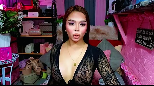 Snapshot of MoniqueCeleste chatting on 11/06/25, 05:03 MoniqueCeleste online show from 11/06/25, 05:03