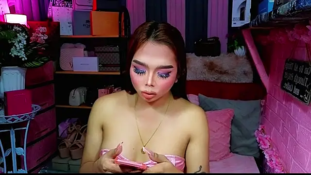 Snapshot of MoniqueCeleste chatting on 11/15/25, 02:57 MoniqueCeleste online show from 11/15/25, 02:57