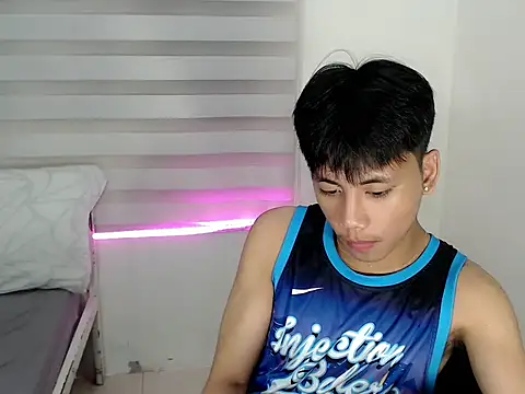 Snapshot of ynotyu chatting on 10/04/25, 03:32 ynotyu online show from 10/04/25, 03:32