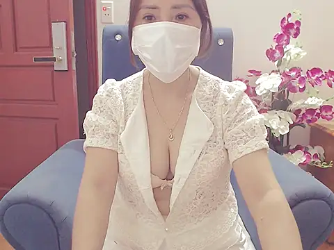 Snapshot of ruby_8x chatting on 10/27/25, 09:35 ruby 8x online show from 10/27/25, 09:35