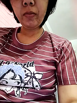 Snapshot of LuxiLuxi18x chatting on 11/11/25, 12:16 LuxiLuxi18x online show from 11/11/25, 12:16