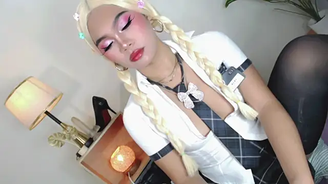 Snapshot of miyaa_Moore chatting on 11/17/25, 05:30 miyaa Moore online show from 11/17/25, 05:30