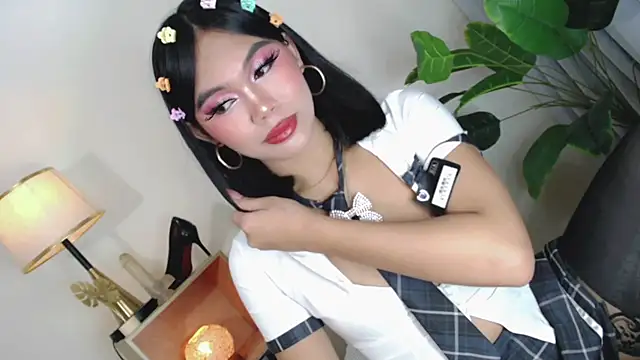 Snapshot of miyaa_Moore chatting on 11/18/25, 05:17 miyaa Moore online show from 11/18/25, 05:17