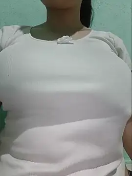 Snapshot of Shiny_Babe chatting on 06/06/26, 05:17 Shiny Babe online show from 06/06/26, 05:17