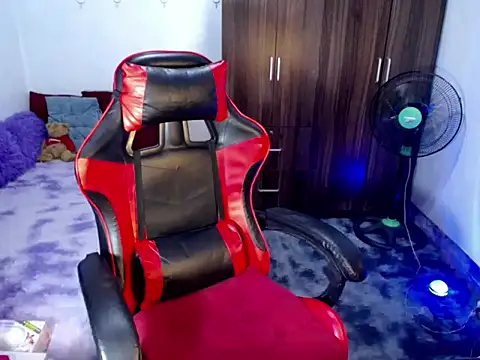 Snapshot of Urassiansweetcummer chatting on 04/07/26, 04:24 Urassiansweetcummer online show from 04/07/26, 04:24