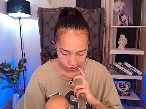 Snapshot of Sweet_kittyxx chatting on 10/14/25, 02:45 Sweet kittyxx online show from 10/14/25, 02:45