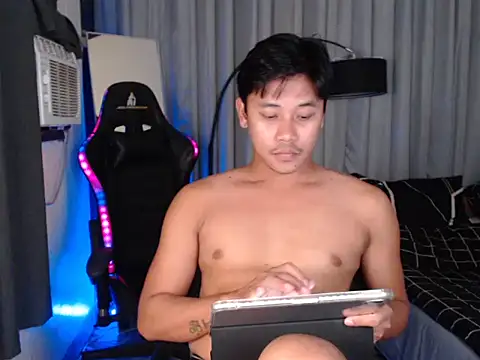 Snapshot of alexsuckable01 chatting on 04/05/26, 11:18 alexsuckable01 online show from 04/05/26, 11:18