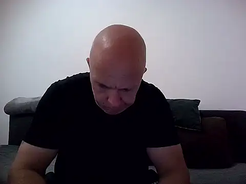 Snapshot of DaDDyLoVeSu83 chatting on 11/04/25, 04:06 DaDDyLoVeSu83 online show from 11/04/25, 04:06