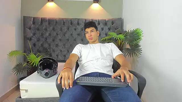 Snapshot of ALAN_REDINGER chatting on 09/15/25, 01:00 ALAN REDINGER online show from 09/15/25, 01:00