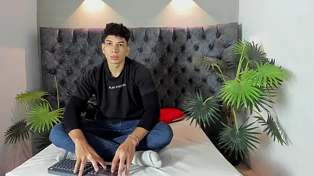 Snapshot of ALAN_REDINGER chatting on 10/31/25, 12:28 ALAN REDINGER online show from 10/31/25, 12:28