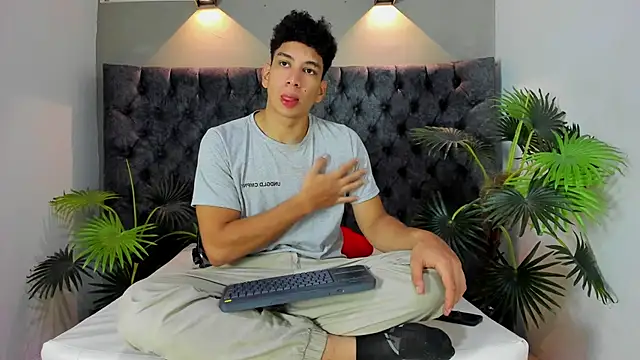 Snapshot of ALAN_REDINGER chatting on 11/19/25, 01:33 ALAN REDINGER online show from 11/19/25, 01:33