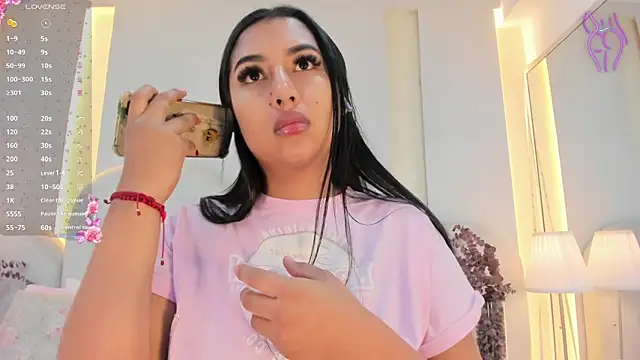 Snapshot of SalomeeBell chatting on 10/16/25, 07:59 SalomeeBell online show from 10/16/25, 07:59