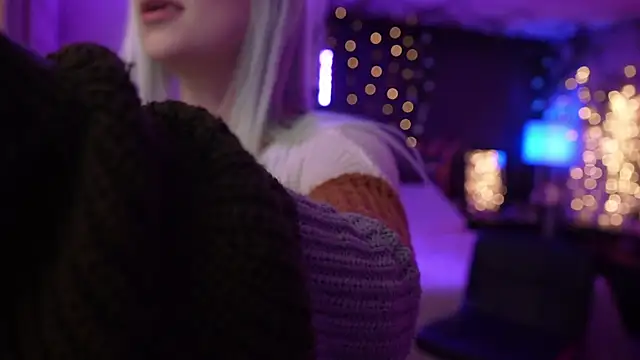 Snapshot of littlelune chatting on 10/26/25, 11:20 littlelune online show from 10/26/25, 11:20