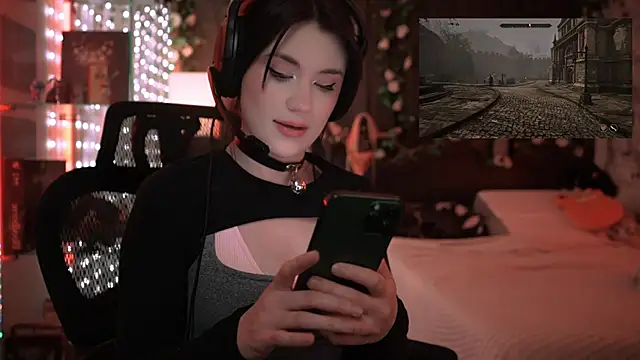 Snapshot of littlelune chatting on 01/12/26, 12:38 littlelune online show from 01/12/26, 12:38