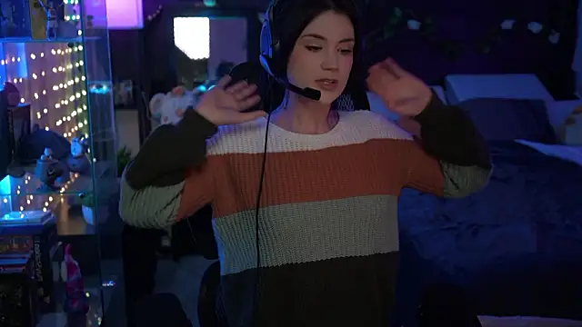 Snapshot of littlelune chatting on 02/18/26, 11:01 littlelune online show from 02/18/26, 11:01