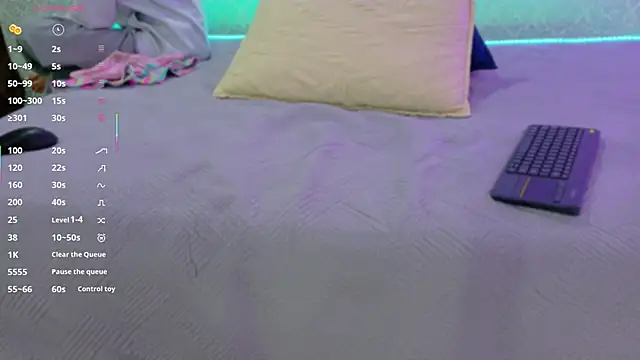 Snapshot of BeccaReedd chatting on 10/29/25, 11:12 BeccaReedd online show from 10/29/25, 11:12