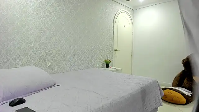 Snapshot of BeccaReedd chatting on 11/09/25, 11:08 BeccaReedd online show from 11/09/25, 11:08