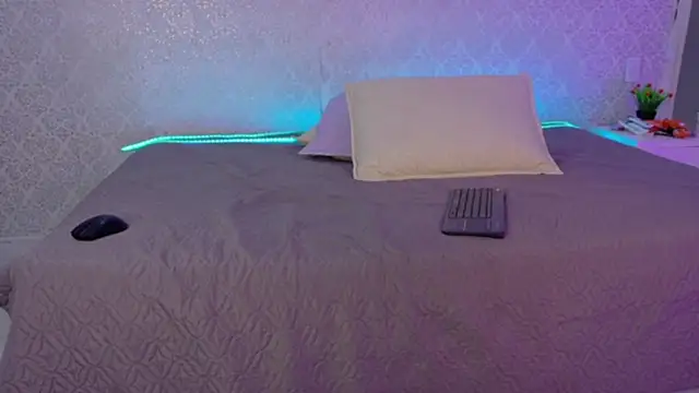 Snapshot of BeccaReedd chatting on 11/23/25, 11:21 BeccaReedd online show from 11/23/25, 11:21