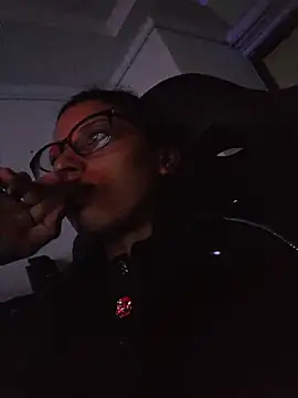 Snapshot of BeccaReedd chatting on 11/25/25, 10:37 BeccaReedd online show from 11/25/25, 10:37