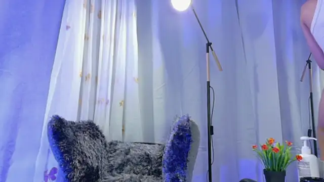 Snapshot of BeccaReedd chatting on 12/03/25, 02:41 BeccaReedd online show from 12/03/25, 02:41