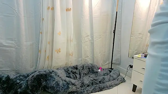 Snapshot of BeccaReedd chatting on 12/15/25, 03:00 BeccaReedd online show from 12/15/25, 03:00