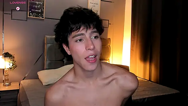 Snapshot of Christopher_77 chatting on 11/21/25, 01:32 Christopher 77 online show from 11/21/25, 01:32