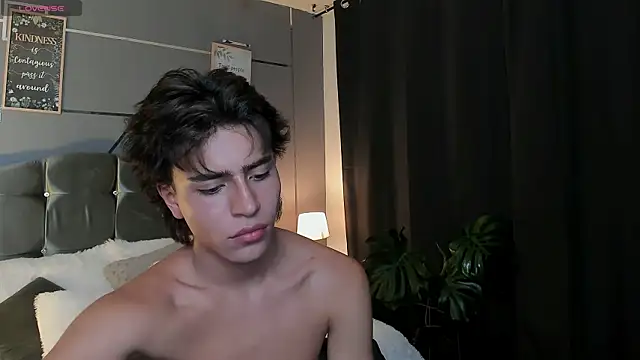 Snapshot of Christopher_77 chatting on 12/20/25, 03:46 Christopher 77 online show from 12/20/25, 03:46