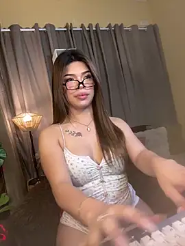 Snapshot of Nyxie_luxx chatting on 04/15/26, 02:24 Nyxie luxx online show from 04/15/26, 02:24