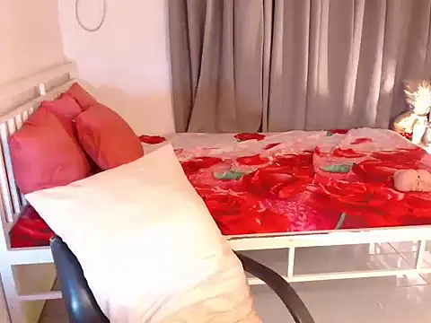 MaliaWang06 online show from 10/13/25, 03:56