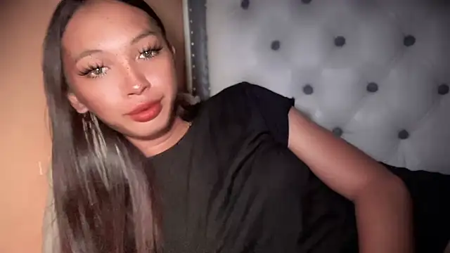 Snapshot of Simi_Ipit chatting on 10/17/25, 09:28 Simi Ipit online show from 10/17/25, 09:28