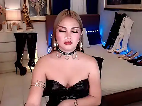 QUEENATHENNA online show from 09/19/25, 03:56