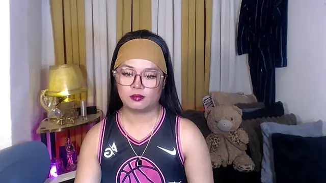 Snapshot of YourSweet-mich chatting on 05/25/26, 04:07 YourSweet-mich online show from 05/25/26, 04:07