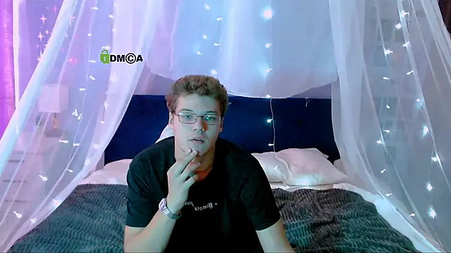 Snapshot of lucas_long_ chatting on 09/14/25, 08:24 lucas long  online show from 09/14/25, 08:24