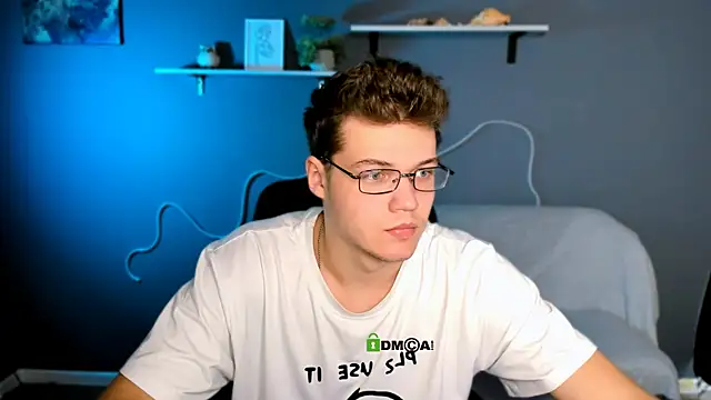 Snapshot of lucas_long_ chatting on 10/20/25, 08:48 lucas long  online show from 10/20/25, 08:48