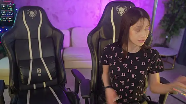 Snapshot of Selena_Glow chatting on 12/21/25, 07:43 Selena Glow online show from 12/21/25, 07:43